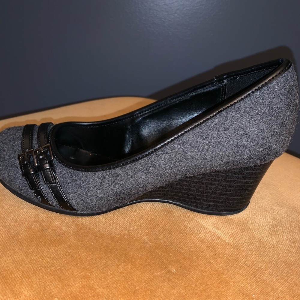 Wedge round toe shoe